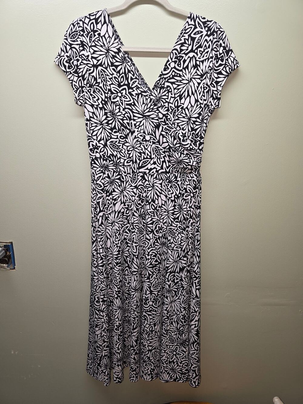 Bold Black & White All Over Botanical Print Dress Size 6